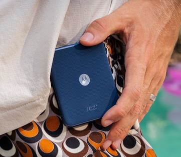 El Motorola Razr en Pantone Gibraltar Sea. (Fuente de la imagen: Motorola)