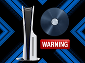 Consola PS5 junto a un disco y una etiqueta de advertencia