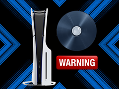 Consola PS5 junto a un disco y una etiqueta de advertencia