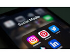 Primer plano de la pantalla de un smartphone que muestra varias aplicaciones de redes sociales en una carpeta. (Fuente de la imagen: Bastian Riccardi en Pexels)