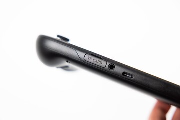 El Retroid Pocket 6 tiene una ranura para tarjetas TF para añadir más almacenamiento. (Fuente de la imagen: Retroid)