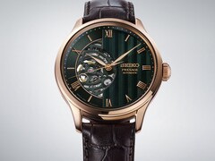 Primer plano de la esfera verde del Seiko Presage HCB007, en el que se aprecia su patrón geométrico texturizado, los índices con números romanos y el movimiento mecánico a la vista.