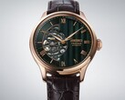 Primer plano de la esfera verde del Seiko Presage HCB007, en el que se aprecia su patrón geométrico texturizado, los índices con números romanos y el movimiento mecánico a la vista.