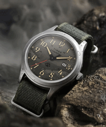 El Timex TW2Y89500 cuenta con una esfera de camuflaje verde 