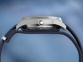 Perfil lateral del Peanuts x Timex Marlin Jet Automatic, en el que se aprecian la caja de acero inoxidable, el cristal abombado de Hesalite que cubre el bisel y la correa de tejido texturizado azul.