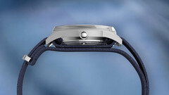Perfil lateral del Peanuts x Timex Marlin Jet Automatic, en el que se aprecian la caja de acero inoxidable, el cristal abombado de Hesalite que cubre el bisel y la correa de tejido texturizado azul.