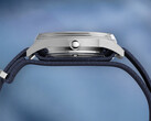 Perfil lateral del Peanuts x Timex Marlin Jet Automatic, en el que se aprecian la caja de acero inoxidable, el cristal abombado de Hesalite que cubre el bisel y la correa de tejido texturizado azul.