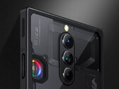 El RedMagic 8S Pro en su acabado transparente un ventilador RGB opcional. (Fuente de la imagen: Nubia)