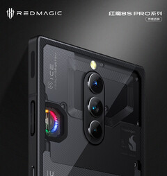 El RedMagic 8S Pro en su acabado transparente un ventilador RGB opcional. (Fuente de la imagen: Nubia)