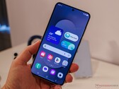 La imagen muestra el Galaxy S25 FE en manos de un crítico.