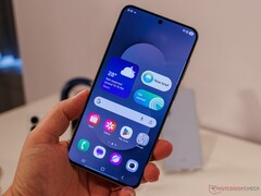 La imagen muestra el Galaxy S25 FE en manos de un crítico.