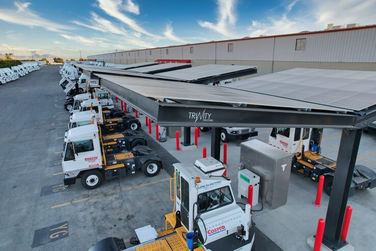 Estaciones de carga no conectadas a la red para camiones con vehículos eléctricos en el centro de distribución de Costco en Mira Loma. (Fuente: Trinity Structures)