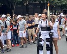 Kevin Piette, paralítico, camina con la antorcha de los Juegos Olímpicos de 2024 mientras lleva puesto el exoesqueleto Atalante X de Wandercraft. (Fuente de la imagen: Jean Louis Constanza, Wandercraft)