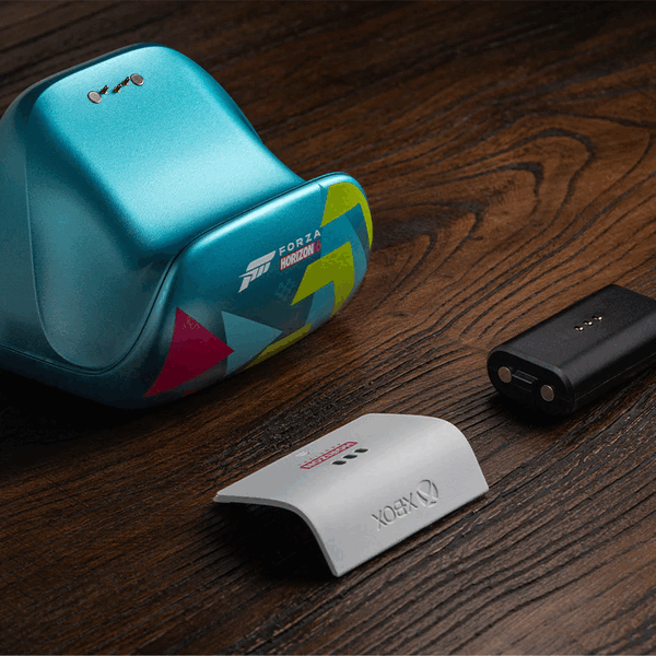 La base de carga 8BitDo Forza Horizon 6 incluye una batería y una tapa de batería para su mando inalámbrico Xbox.