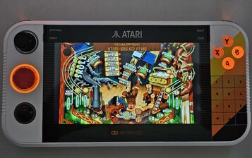 Dependiendo del juego, la función SmartGlow utiliza la iluminación para mostrar qué elementos del mando se están utilizando (Fuente de la imagen: Marc Zander, Notebookcheck)