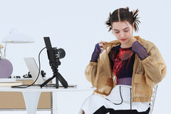 Canon lanza la cámara sin espejo EOS R50 V, diseñada para ayudar a los creadores de redes sociales a retransmitir en directo y publicar actualizaciones de alta calidad con facilidad. (Fuente de la imagen: Canon)