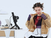 Canon lanza la cámara sin espejo EOS R50 V, diseñada para ayudar a los creadores de redes sociales a retransmitir en directo y publicar actualizaciones de alta calidad con facilidad. (Fuente de la imagen: Canon)