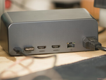 Estación de acoplamiento USB-C MOKiN 13 en 1 con puertos traseros conectados