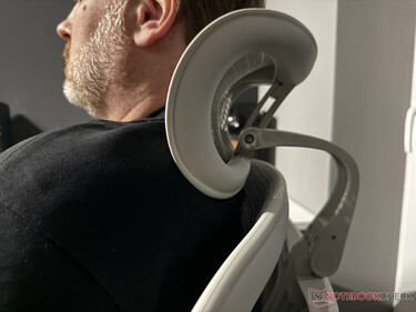 Sin embargo, a partir de una altura de unos 180 cm, el reposacabezas debe quedar un poco más alto