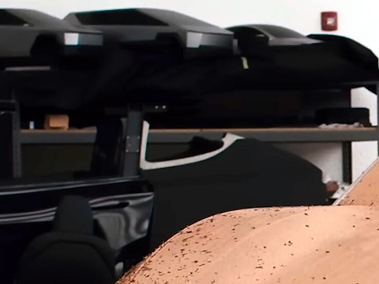 Maquetas de todoterrenos cibernéticos en las estanterías del estudio de diseño.