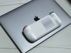 El AYA NEO AIR sobre un MacBook Pro. (Fuente de la imagen: servidor Discord de AYA NEO)