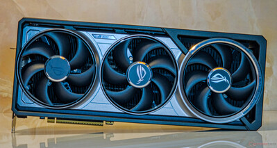 Asus ROG Astral GeForce RTX 5080 OC: Cubierta frontal metálica con ventiladores de triple tecnología axial