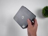 Se muestra el mini PC Beelink EQi 304 con procesador Intel Wildcat Lake en la mano, destacando su diseño compacto y su panel superior texturizado.