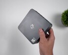 Se muestra el mini PC Beelink EQi 304 con procesador Intel Wildcat Lake en la mano, destacando su diseño compacto y su panel superior texturizado.