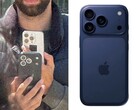 Comparación lado a lado que muestra una supuesta unidad de prueba del iPhone 17 Pro fotografiada en público (izquierda) y un primer plano del mismo prototipo en una funda azul de desarrollo (derecha), con una nueva disposición de la cámara trasera. (@Skyfops en X , antes Twitter)