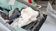 Los pasajeros del Tesla salen relativamente ilesos tras las múltiples volteretas (imagen: zhongwen2005/X)