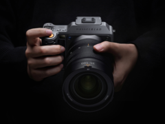 La nueva Hasselblad X2D II 100C (en la imagen) incorpora enfoque asistido por LiDAR y un nuevo iluminador AF que también funciona como indicador del autodisparador. (Fuente de la imagen: Hasselblad)