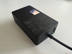 fuente de alimentación de 127 vatios con puerto USB-A adicional (hasta 5 vatios)
