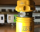 El puerto USB de la linterna EDC se puede tapar para protegerlo