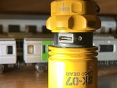 El puerto USB de la linterna EDC se puede tapar para protegerlo
