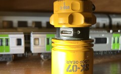 El puerto USB de la linterna EDC se puede tapar para protegerlo