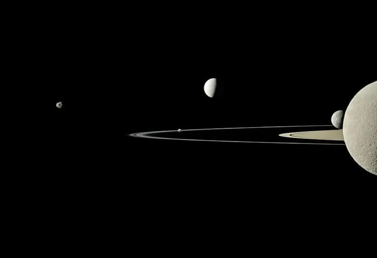 Una imagen que muestra varias lunas en órbita alrededor de Saturno.