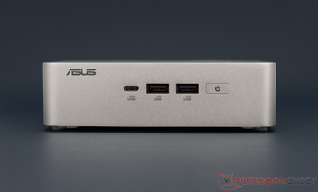Asus NUC 15 Pro+ - Conexiones en la parte frontal