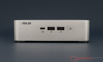 Asus NUC 15 Pro+ - Conexiones en la parte frontal
