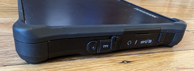 Derecha: Adaptador de CA, auriculares de 3,5 mm, USB-C con Thunderbolt 4 + Power Delivery, USB-C con DisplayPort (10 Gbps)