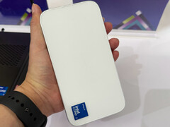 Es posible que el Sixunited WB81-H02 cuente con refrigeración pasiva. En la imagen: el mini PC sostenido con la mano.