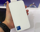 Es posible que el Sixunited WB81-H02 cuente con refrigeración pasiva. En la imagen: el mini PC sostenido con la mano.