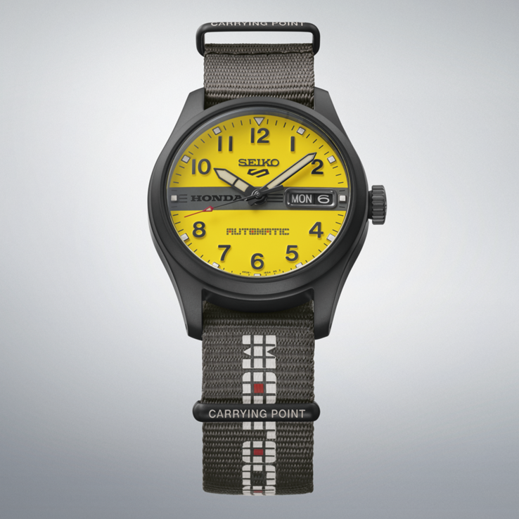 Vista frontal del Seiko 5 Sports Field x Honda Motocompo Edición Limitada, con esfera amarilla, el logotipo negro de Honda en el centro y correa de nailon gris.