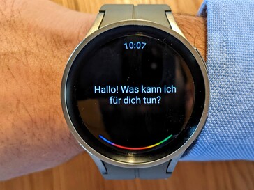 El reloj permite elegir entre Samsung Bixby y Google Assistant