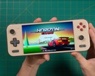 Russ de Retro Game Corps sostiene el Ayaneo Pocket S2, mostrando la pantalla de título de Horizon Chase y exhibiendo la pantalla y el diseño ergonómico del dispositivo. (Fuente de la imagen: Retro Game Corps)