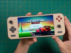 Russ de Retro Game Corps sostiene el Ayaneo Pocket S2, mostrando la pantalla de título de Horizon Chase y exhibiendo la pantalla y el diseño ergonómico del dispositivo. (Fuente de la imagen: Retro Game Corps)