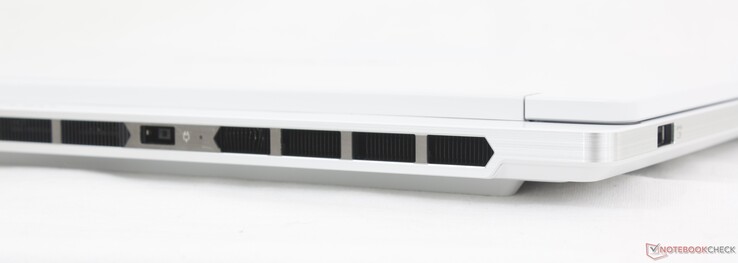 Parte trasera: HDMI 2.1, adaptador de CA