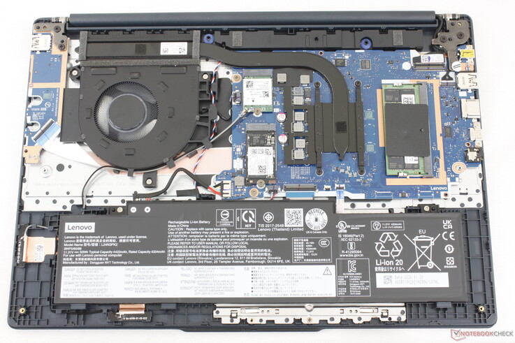 Placa base del IdeaPad Slim 3 15IWC11, que presenta un SSD M.2 2280 ampliable, un módulo WLAN M.2 y una única ranura SODIMM DDR5