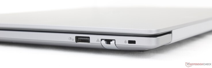 Correcto: USB-A 3.2 Gen. 1 (5 Gbps), RJ-45 (1 Gbps), cierre Kensington