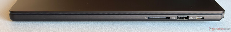 Derecha: lector de tarjetas SD (SD-Express 7.0), USB-A 3.2 Gen. 2 (10 Gbps), USB-C 4.0 (40 Gbps, DisplayPort, Power Delivery)