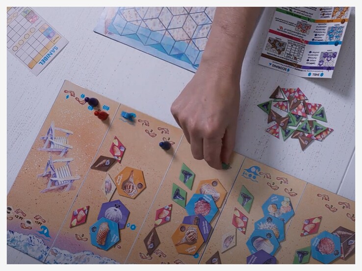 Juego de mesa Sanibel con piezas y cartas. (Fuente: Avalon Hill vía Youtube)